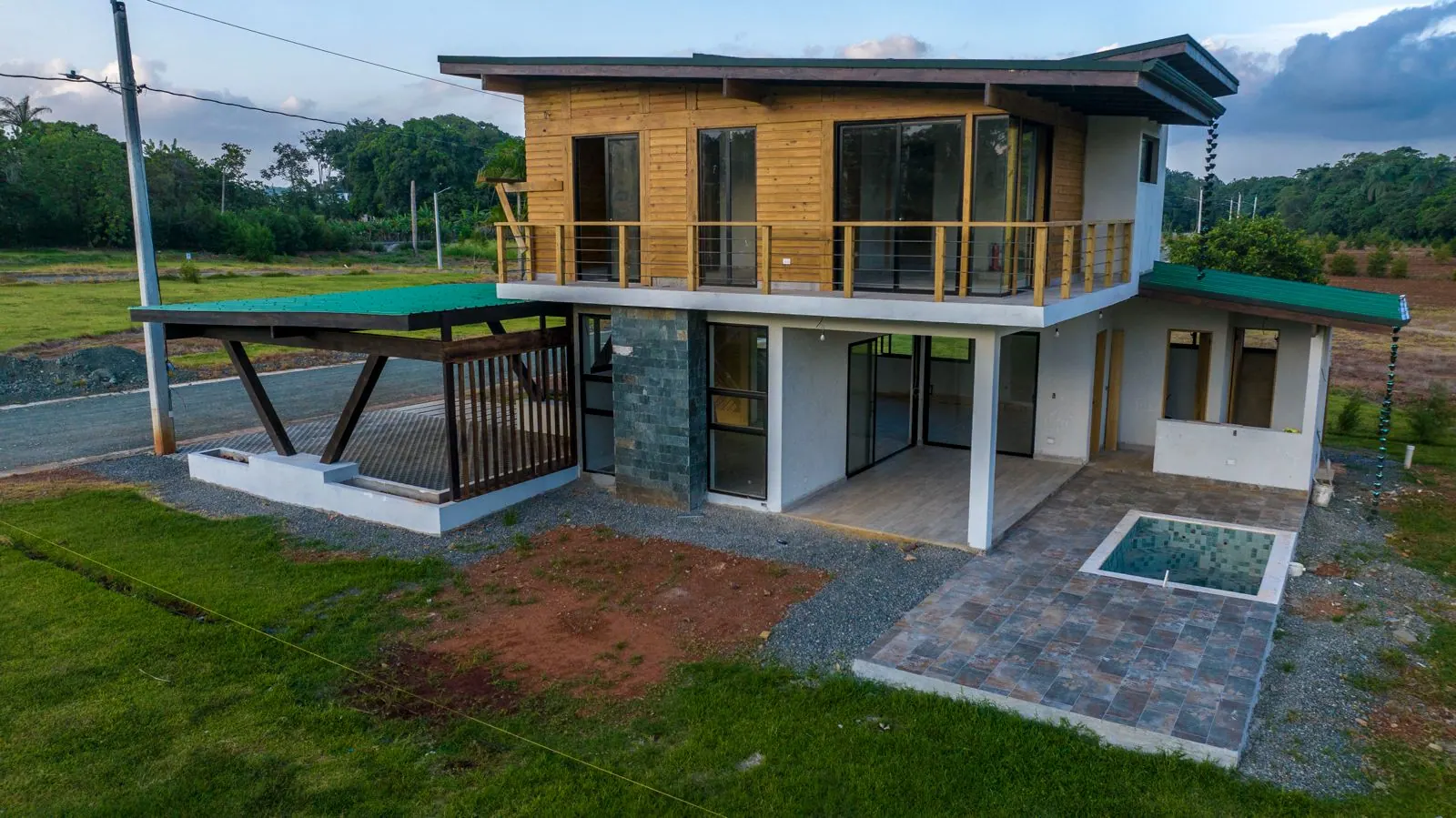 Fachada de la villa y terraza cubierta